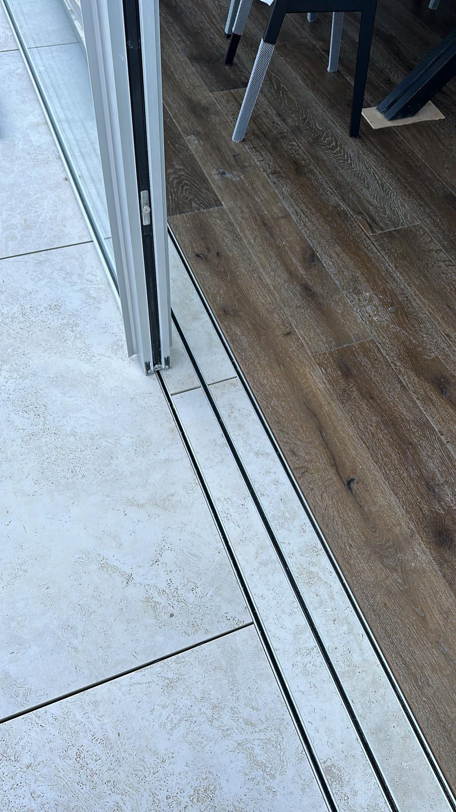 מערכת דלת הזזה מינימל עם מסילה נסתרת של יורוליין