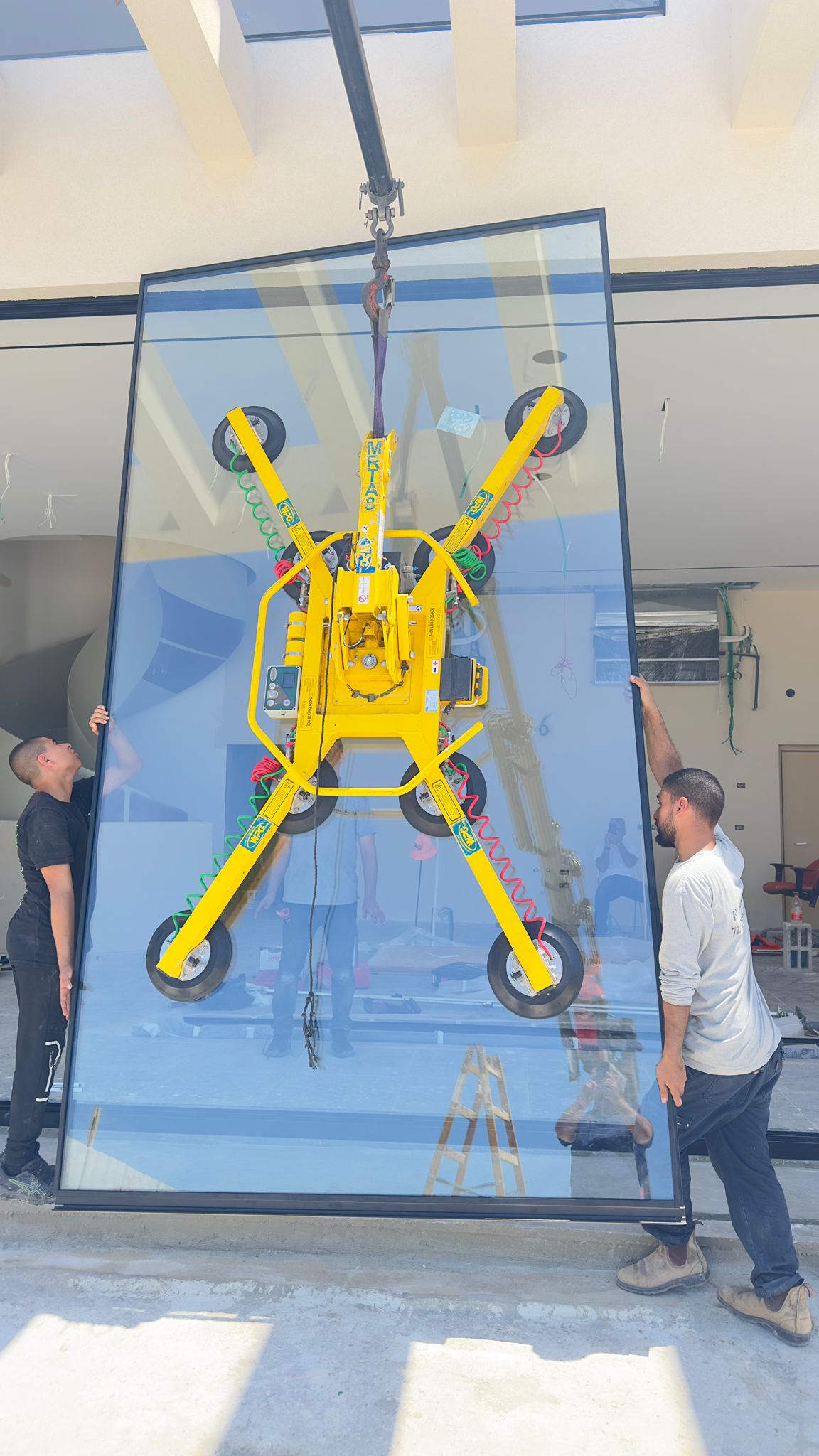 חתך טכני של מערכת אלומיניום מינימל עם מסילות נסתרות