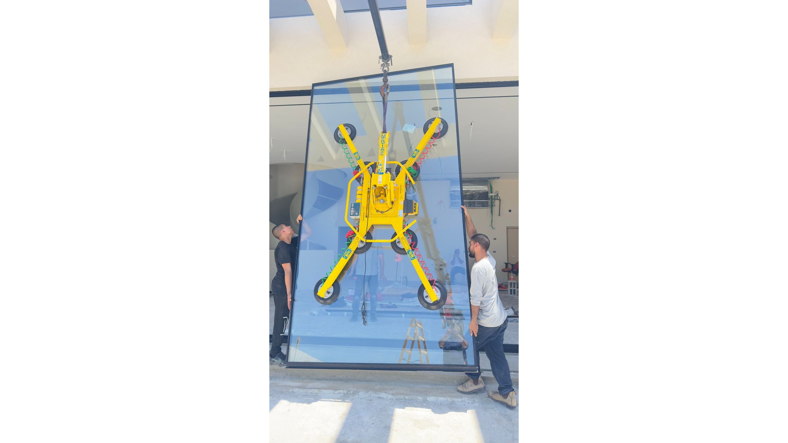 חתך טכני של מערכת אלומיניום מינימל עם מסילות נסתרות